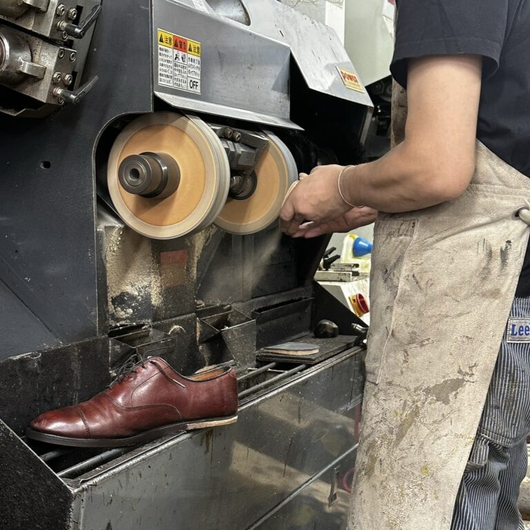 革靴専門店に靴修理をお預けください。