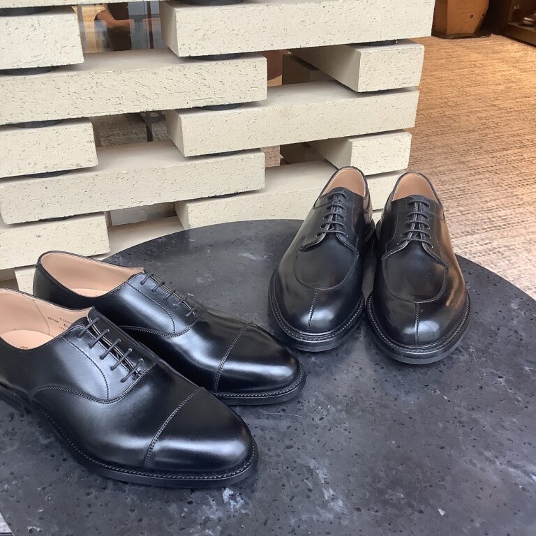 クロケット＆ジョーンズの雨の日に履けるストレートチップ＆ユーチップ