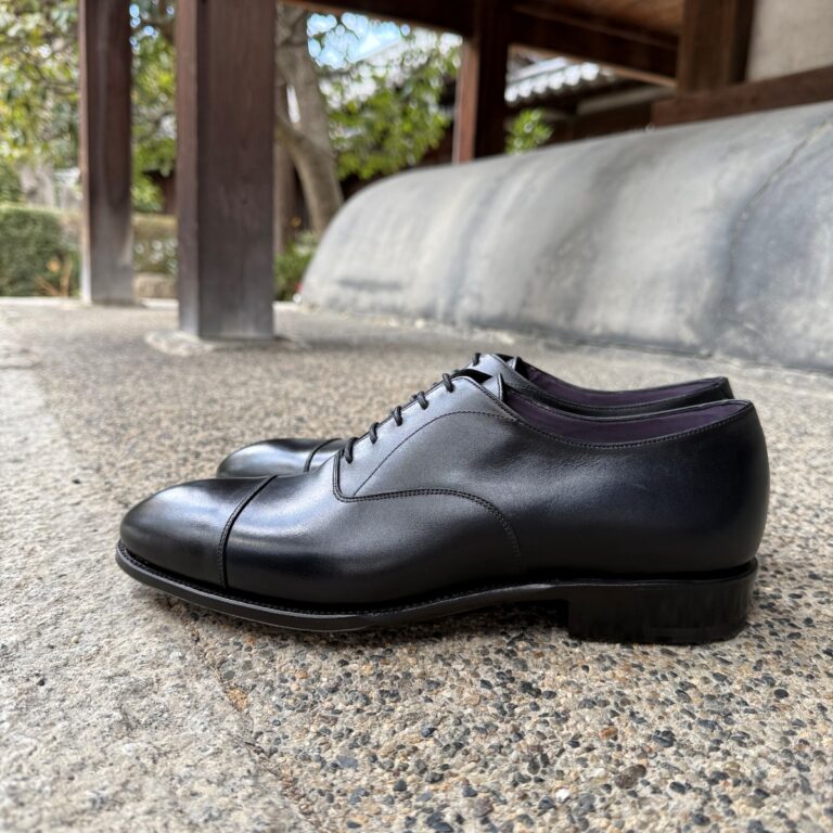 美しさと履きやすさの融合。カルミーナのストレートチップ
