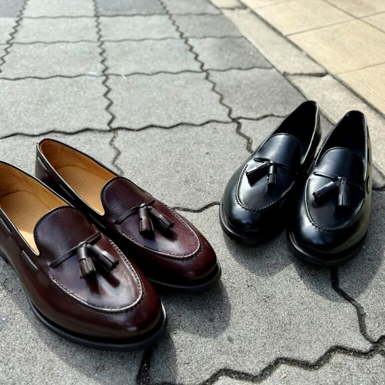 【汎用性の高いベーシックなオリジナルの新タッセルローファー入荷】